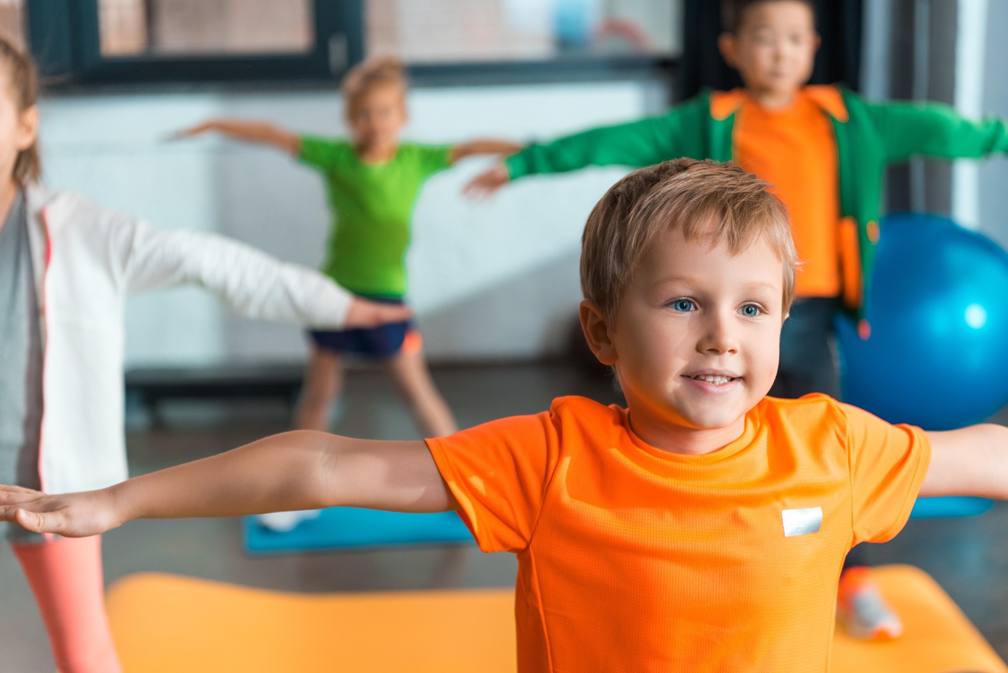 Jakie ćwiczenia dla dzieci można wykonywać z pomocą skrzyni gimnastycznej?